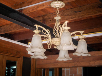 美丽的古董室内背景点燃复古的吊灯挂木天花板装饰灯花