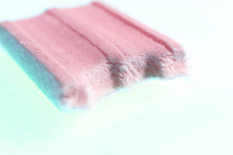 一半粉红色的泡沫口香糖新鲜橡皮糖美味的背景美味的背景宏特写镜头