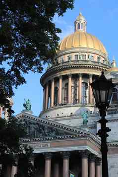圣以撒的大教堂视图公园轮廓灯笼圣彼得堡