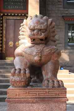 雕塑东部狮子花岗岩狮子持有球装饰花模式爪子佛教传统的僧伽俄罗斯达赞gunzehoyney