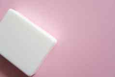白色肥皂粉红色的背景手卫生洗手防止冠状病毒科维德全球流感大流行