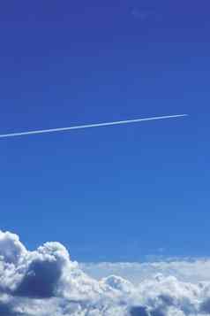 小道飞行飞机清晰的蓝色的天空大云