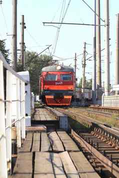 红色的机车小屋铁路运输车辆沙皇斯科塞尔斯基铁路桥接近火车