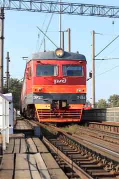 红色的机车小屋火车前面部分铁路运输车辆接近火车