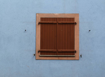 古董<strong>关闭窗口</strong>棕色（的）木百叶窗光蓝色的墙
