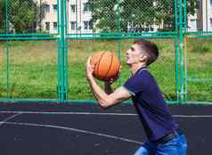 年轻的男人。玩篮球户外