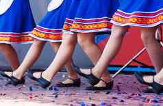 俄罗斯女孩传统的服装跳舞阶段