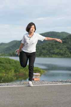 女人短头发锻炼户外