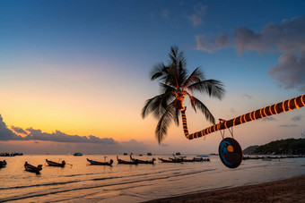 美丽的椰子树日落海滩KOH我岛泰国