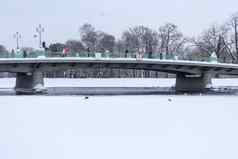 桥数量冬天景观河伟大的涅夫卡中央公园文化休息基洛夫