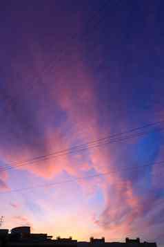 紫色的蓝色的城市天空粉红色的天堂电线房子轮廓