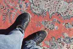 男人。腿站土耳其东方地毯纹理传统的地板上封面设计背景美丽的纺织地毯装饰背景