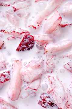 李子红色的健康的美味的草莓的纹理新鲜的维生素浆果背景奶油切片草莓填充背景
