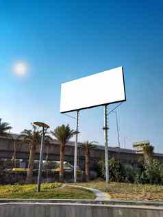 空白广告牌路边好收视率清晰的天空