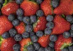 新鲜的夏天浆果蓝莓草莓