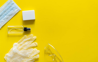 医疗保护面具呼吸器断续器肥皂橡胶手套防腐剂保护眼镜谎言黄色的背景反病毒保护工具包科维德冠状病毒流感大流行