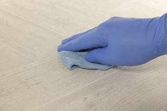 手蓝色的橡胶手套<strong>清洁</strong>地板上