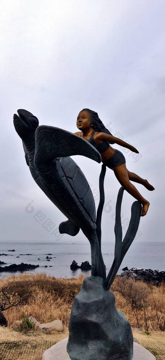 女孩雕像乌龟海藻