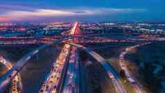 迪拜高速公路市中心晚上高速公路交通图像