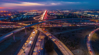 迪拜高速公路市中心晚上高速公路交通图像