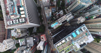 城市前视图摩天大楼建筑无人机在香港香港城市空中视图城市景观飞行在香港香港城市发展建筑能源权力基础设施金融业务中心亚洲