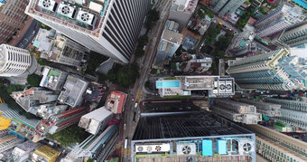 城市前视图摩天大楼建筑无人机在香港香港城市空中视图城市景观飞行在香港香港城市发展建筑能源权力基础设施金融业务中心亚洲