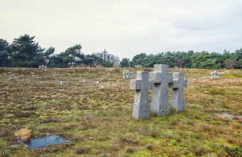 石头十字架墓地