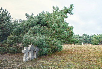 石头十字架墓地