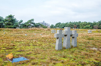 石头十字架墓地