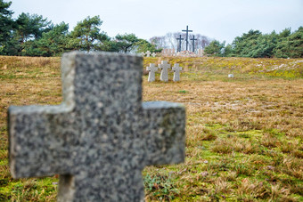 石头十字架墓地