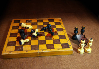 国际象棋黑色的白色国王皇后区庆祝眼镜