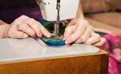 女人的手缝纫缝纫机