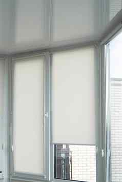 细节白色织物辊百叶窗塑料窗口木纹理生活房间