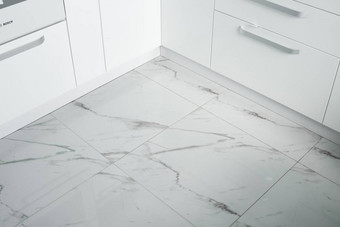 白色漆厨房外墙舒适的厨房大理石厨房瓷砖地板上现代白色厨房清洁室内设计