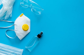 医疗保护面具呼吸器断续器肥皂橡胶手套防腐剂保护眼镜谎言蓝色的背景反病毒保护工具包科维德冠状病毒流感大流行
