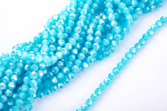 美丽的光蓝色的玻璃闪耀水晶isoalted珠子白色背景Diy珠宝