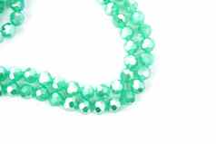 美丽的光绿色玻璃闪耀水晶isoalted珠子白色背景