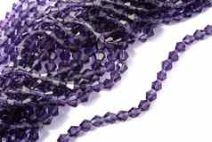 美丽的光紫色的玻璃闪耀水晶isoalted珠子白色背景Diy