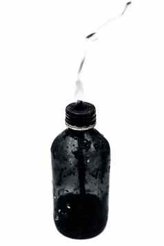 关闭瓶形状的煤油灯石油灯笼孤立的白色燃烧