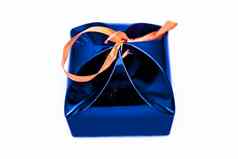 关闭蓝色的彩色的礼物盒子装饰孤立的白色