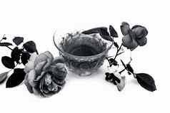 关闭视图有机新鲜的玫瑰茶透明的玻璃杯孤立的白色生玫瑰