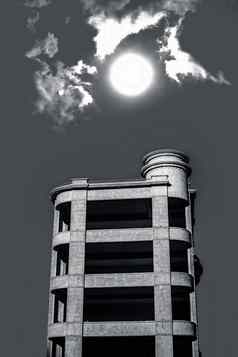 建筑简约拍摄白色彩色的建筑太阳云