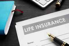 生活保险政策笔桌子上