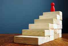 个人发展增长成功职业生涯概念楼梯红色的小雕像象征领袖