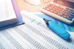业务报告审计办公室桌子上金融分析会计概念