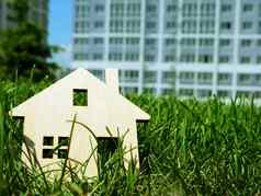 买公寓抵押贷款概念模型房子草