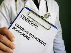 医生持有诊断碳一氧化中毒