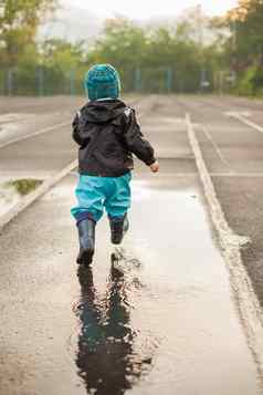 孩子跳水坑防水外套橡胶靴子