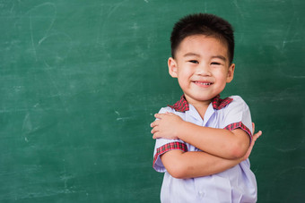 孩子幼儿园学生统一的微笑绿色斯科
