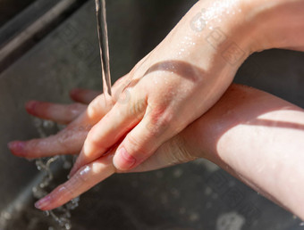 女人洗手肥皂防止细菌细菌避<strong>免冠</strong>状病毒